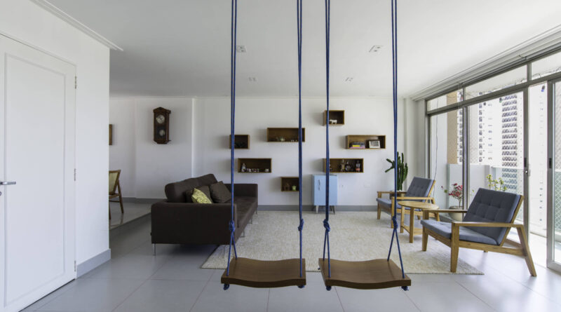 Everything + a little: Have you ever thought about making a swing indoors?  See installation tips